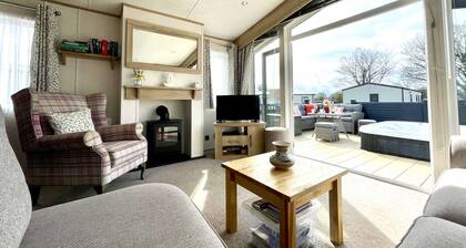 Norfolk Lodge with private hot tub