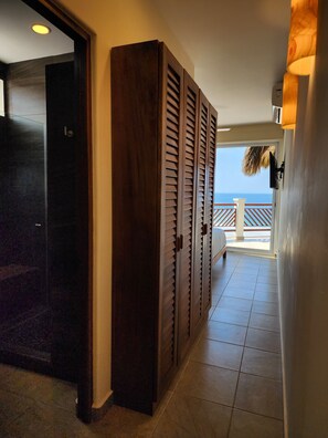 2 bedrooms, in-room safe, iron/ironing board, free WiFi