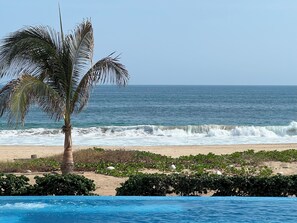 En la playa, camastros y toallas de playa 