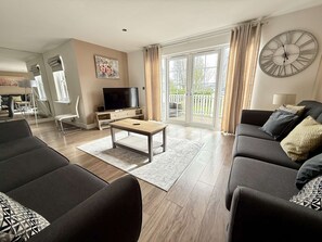 TV, ping pong - Bourten House on Windrush Lake (Windrush Lake)
