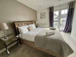 4 habitaciones, tabla de planchar con plancha, wifi y ropa de cama 