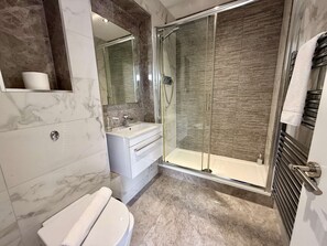 Shower, towels - Bourten House on Windrush Lake (Windrush Lake)