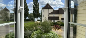 Bourten House on Windrush Lake