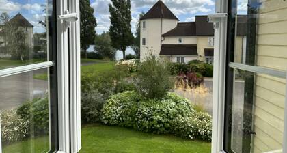 Bourten House on Windrush Lake