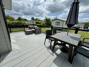 Outdoor dining - The Lighthouse Lodge (Hoburne Holiday Park)