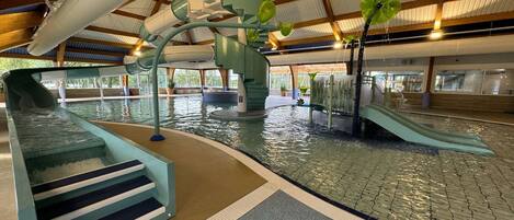 Een binnenzwembad, een verwarmd zwembad