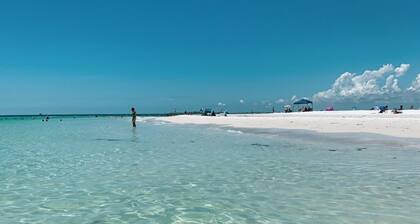 Island 🏝️ Escape on Private Street – 5 min Walk to Beach & Dining