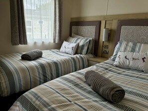 3 bedrooms, iron/ironing board, WiFi, bed sheets - Paws Hot Tub Lodge, Pet Friendly (Hoburne Holiday Park)