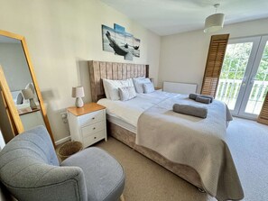 4 bedrooms, iron/ironing board, WiFi, bed sheets - Cerney House on Windrush Lake (Windrush Lake)