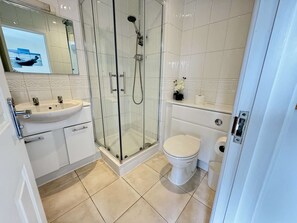 Een douche, handdoeken