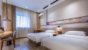 A hotel room with two beds, a desk, a chair, and a hanging light. - Rest Comfort Hotel (Wenzhou Lucheng) (Wenzhou)