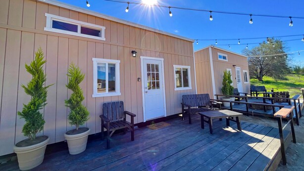 A wooden deck with outdoor seating and potted plants. - Rancho Dominique Valle de Guadalupe (Valle de Guadalupe)