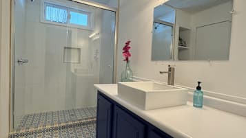 House, 2 Bedrooms | Bilik Mandi | Pancuran mandi, kelengkapan dandanan diri percuma, tuala disediakan