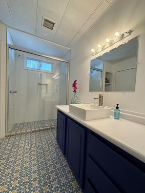 Casa, 2 habitaciones | Baño | Regadera, amenidades de baño gratuitas, toallas 