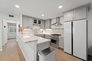 Fridge, microwave, oven, stovetop - Peaceful in Penasquitos (San Diego)