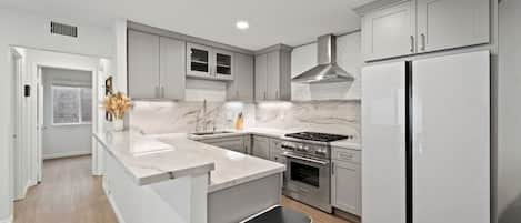 Réfrigérateur, four à micro-ondes, un four, surface de cuisson