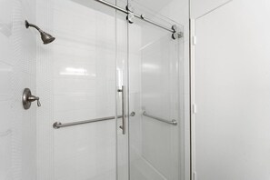 Douche, sèche-cheveux, serviettes fournies, savon