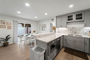 Refrigerador, microondas, horno, placa de cocina