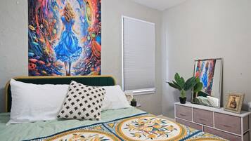 2 bedrooms, desk, WiFi, bed sheets