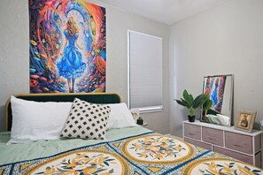 2 bedrooms, desk, WiFi, bed sheets