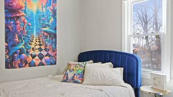 2 bedrooms, desk, WiFi, bed sheets