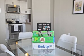 Dining - Walk Downtown From Wonderland! (Columbia)