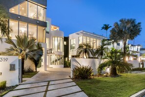 Exterior - Villa Seminole: Luxurious Waterfront Retreat with Pool, Gym & Hot Tub (Fort Lauderdale)