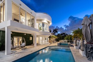 Pool - Villa Seminole: Luxurious Waterfront Retreat with Pool, Gym & Hot Tub (Fort Lauderdale)