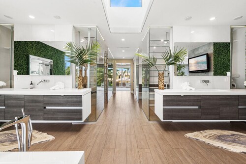 Villa Seminole: Luxurious Waterfront Retreat with Pool, Gym & Hot Tub