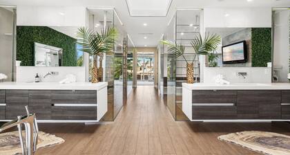 Villa Seminole: Luxurious Waterfront Retreat with Pool, Gym & Hot Tub