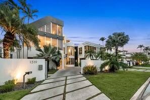 Exterior - Villa Seminole: Luxurious Waterfront Retreat with Pool, Gym & Hot Tub (Fort Lauderdale)