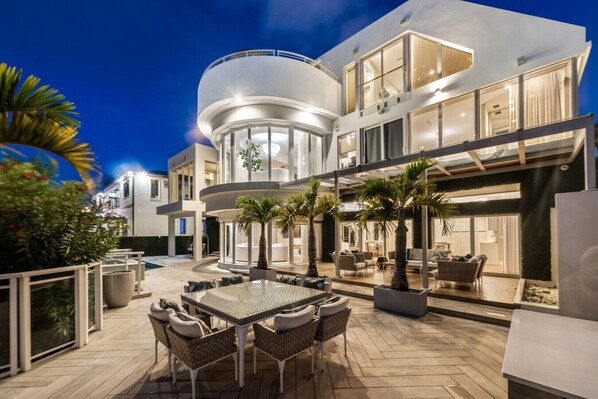 Outdoor dining - Villa Seminole: Luxurious Waterfront Retreat with Pool, Gym & Hot Tub (Fort Lauderdale)
