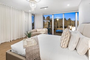 7 bedrooms, iron/ironing board, travel crib, free WiFi - Villa Seminole: Luxurious Waterfront Retreat with Pool, Gym & Hot Tub (Fort Lauderdale)