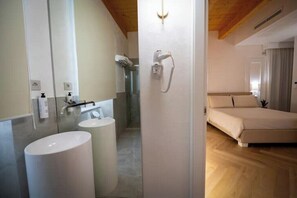 Shower, jetted bath, hair dryer, bidet