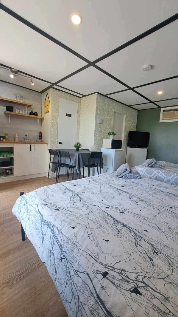 1 bedroom, iron/ironing board, WiFi, bed sheets - Studio Confort #12 (sainte-anne de beaupré)