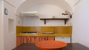 Kühlschrank, Herdplatte, Wasserkocher mit Kaffee-/Teezubehör