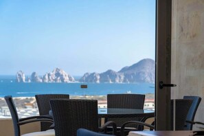 Dining - Ocean View with Gym, Infinity Pool & Arch (Cabo San Lucas)