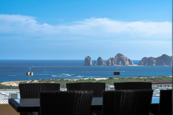 تناول الطعام بالخارج