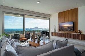 Een televisie en een kantoor