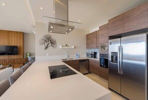 Kjøleskap, mikrobølgeovn, ovn og kokeplater