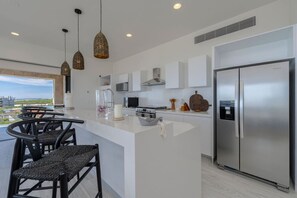 Jääkaappi, mikroaaltouuni, uuni, liesi