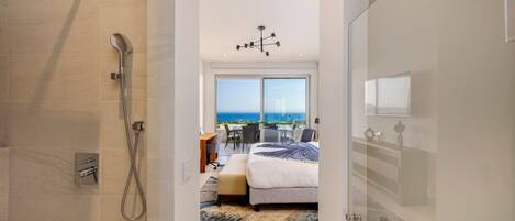 3 bedrooms, desk, iron/ironing board, travel crib