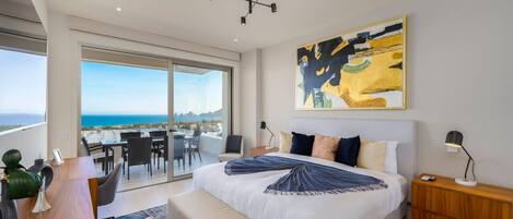 3 dormitorios, escritorio, tabla de planchar con plancha y cuna de viaje