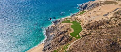 بالقرب من الشاطئ