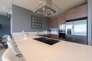 Kylskåp, mikrovågsugn, ugn och spishäll