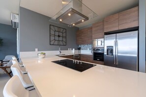 Køleskab, mikrobølgeovn, ovn, kogeplade