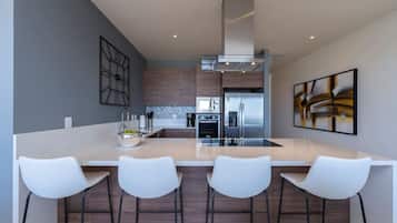 Frigorífic, microones, forn i placa de cuina