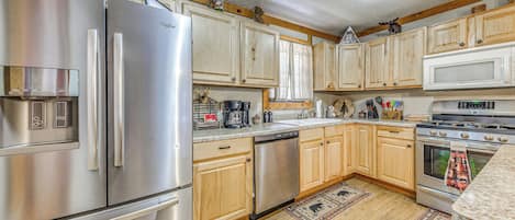 Fridge, microwave, stovetop, dishwasher