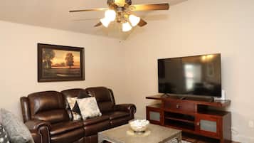 Smart TV, chimenea y oficina