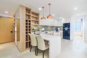 Kühlschrank, Kochgeschirr/Geschirr/Besteck